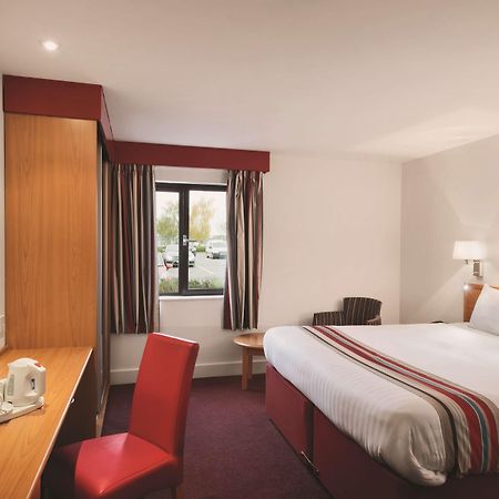 Hotel Ramada By Wyndham Cambridge à Fen Drayton Extérieur photo
