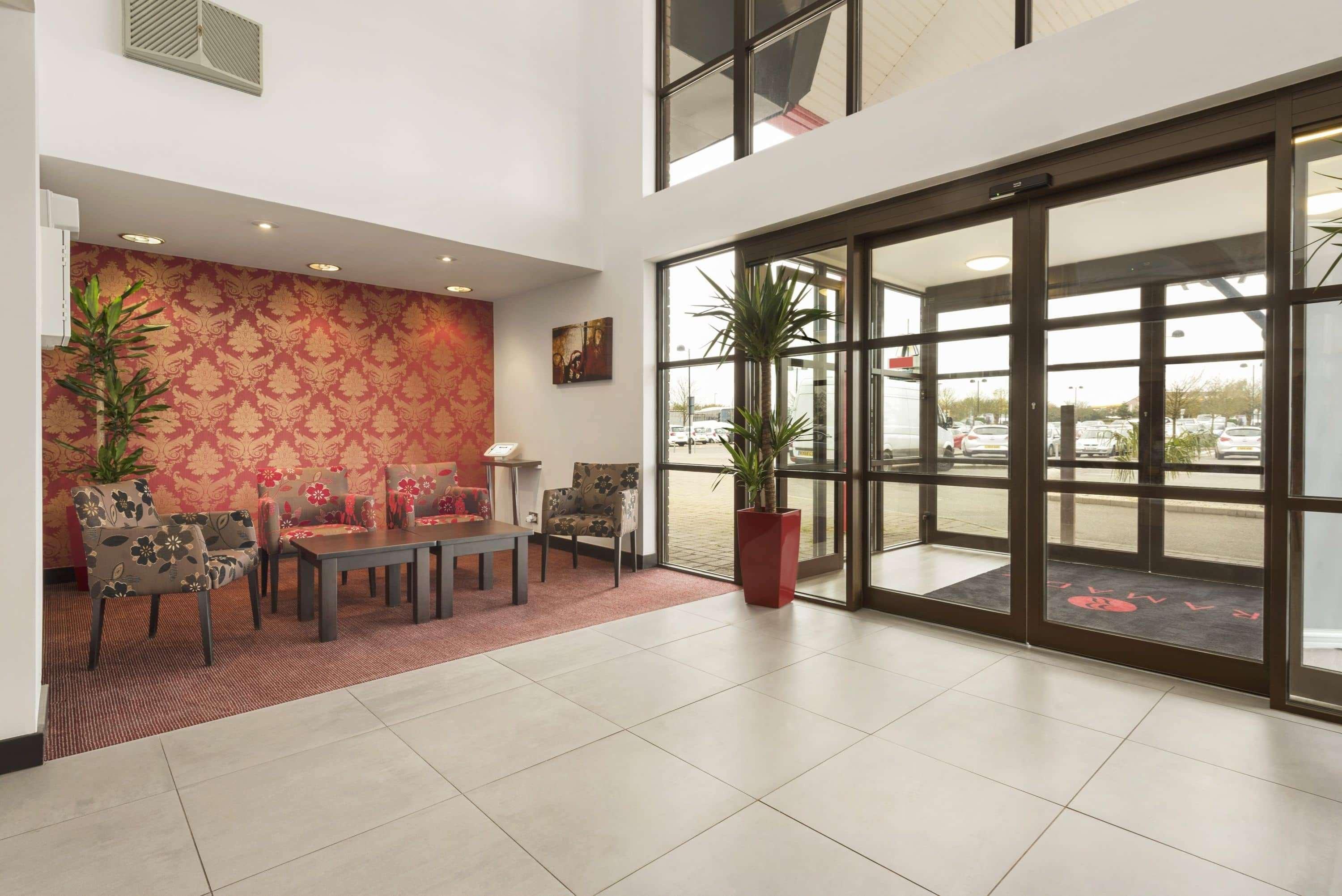 Hotel Ramada By Wyndham Cambridge à Fen Drayton Extérieur photo