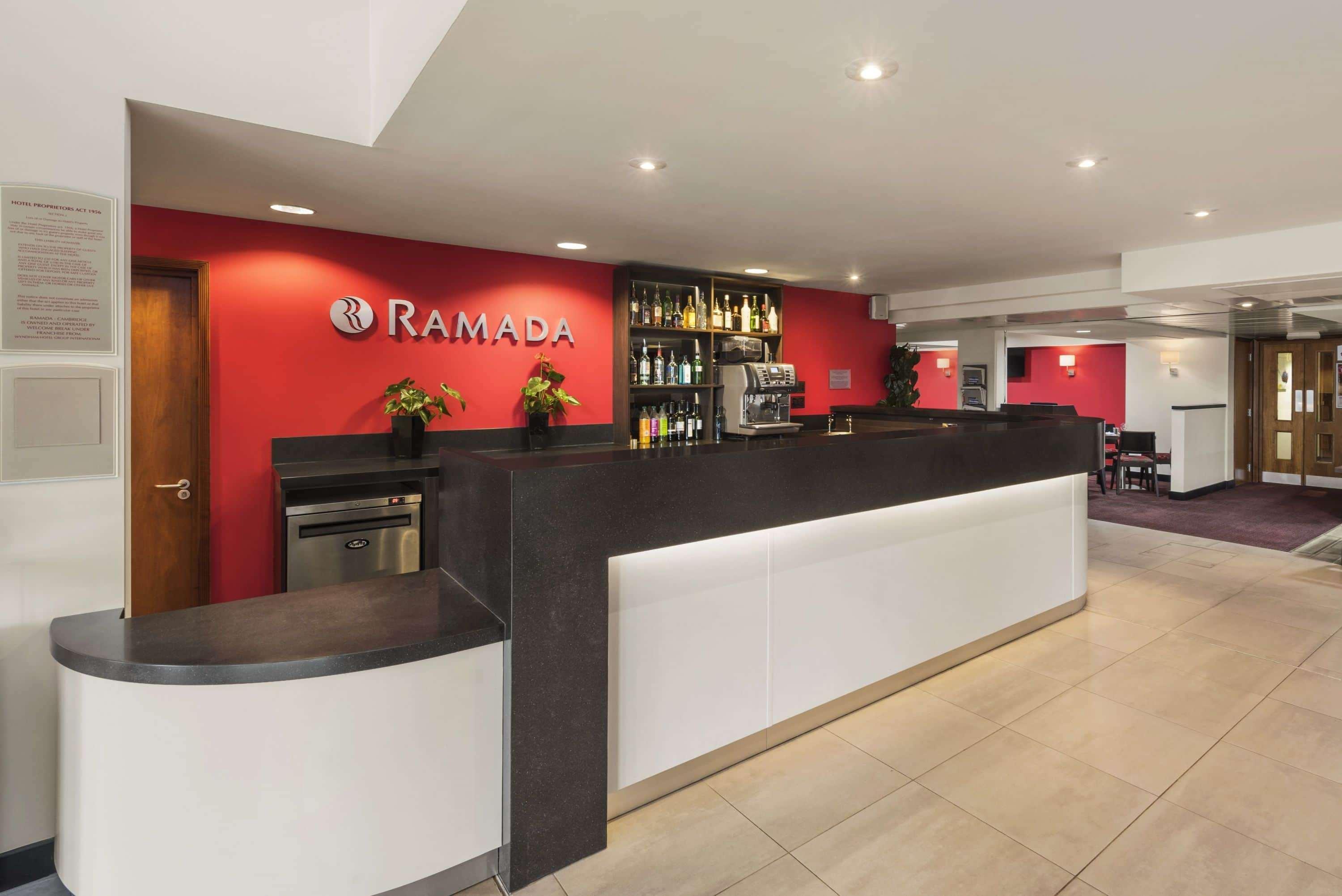 Hotel Ramada By Wyndham Cambridge à Fen Drayton Extérieur photo