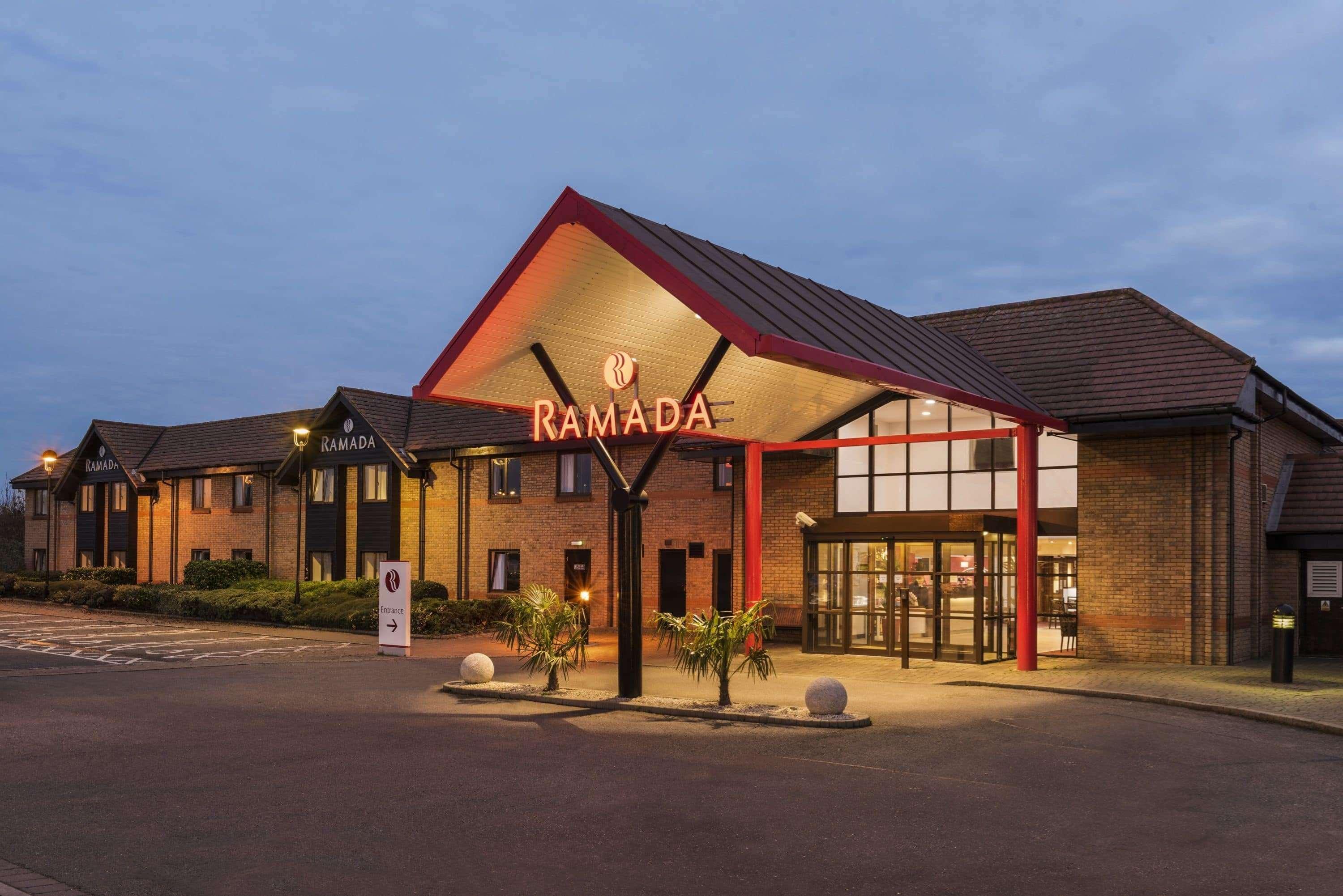 Hotel Ramada By Wyndham Cambridge à Fen Drayton Extérieur photo