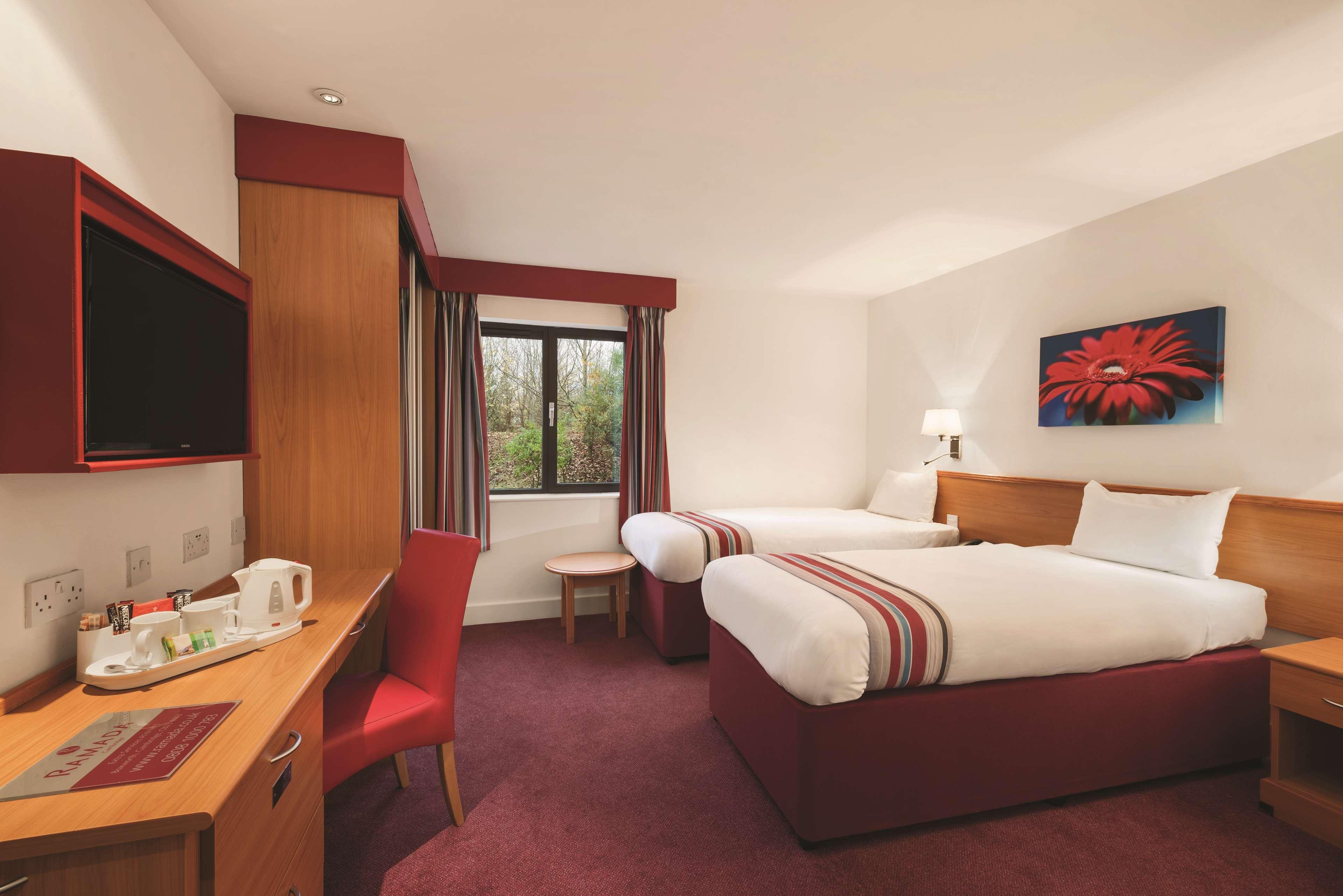 Hotel Ramada By Wyndham Cambridge à Fen Drayton Extérieur photo