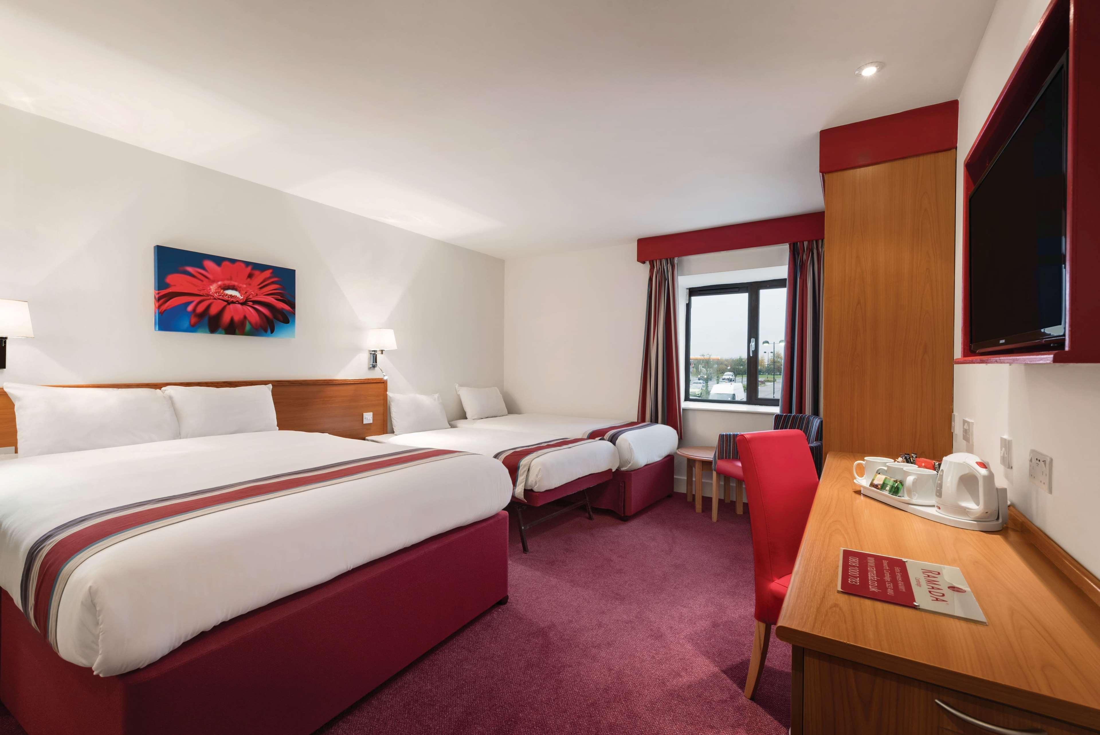 Hotel Ramada By Wyndham Cambridge à Fen Drayton Extérieur photo