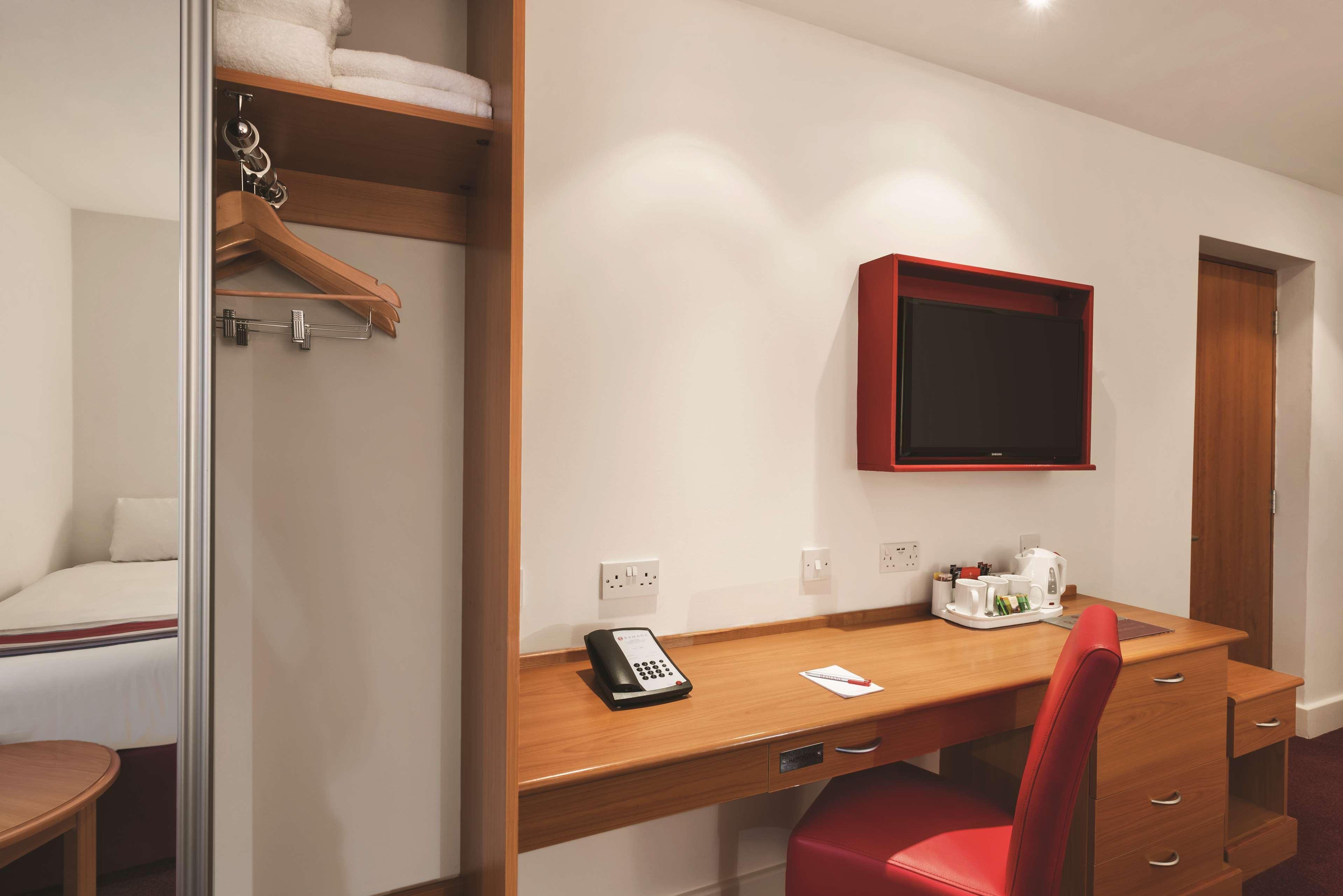 Hotel Ramada By Wyndham Cambridge à Fen Drayton Extérieur photo