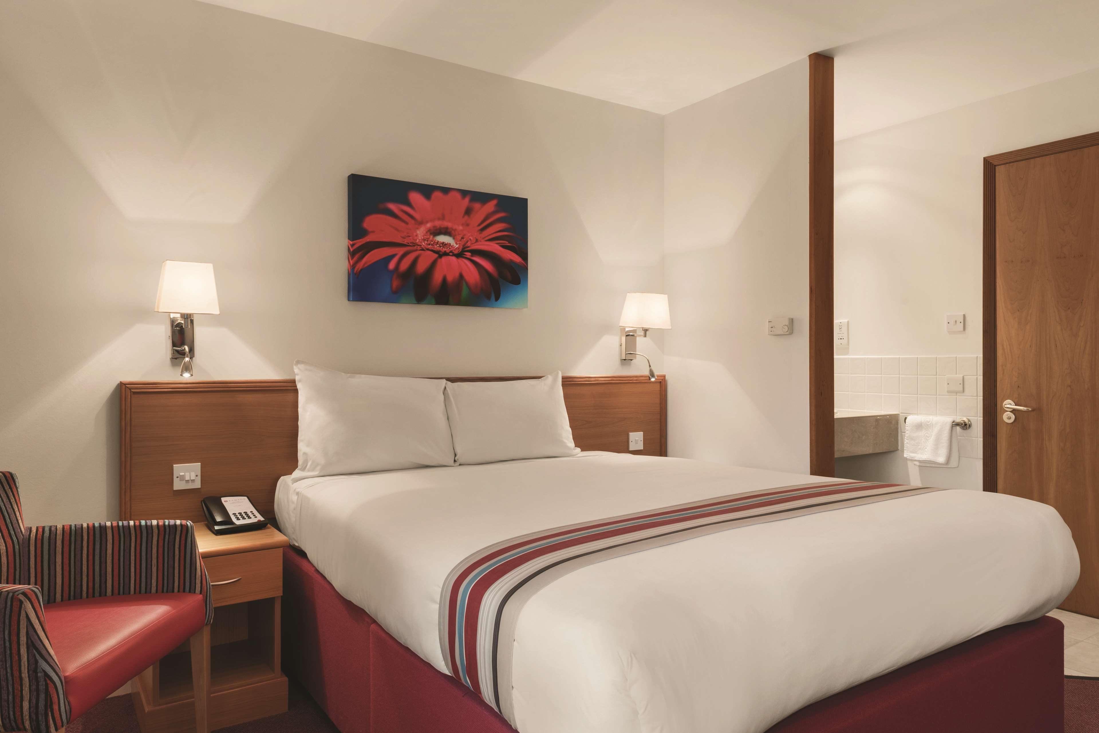 Hotel Ramada By Wyndham Cambridge à Fen Drayton Extérieur photo