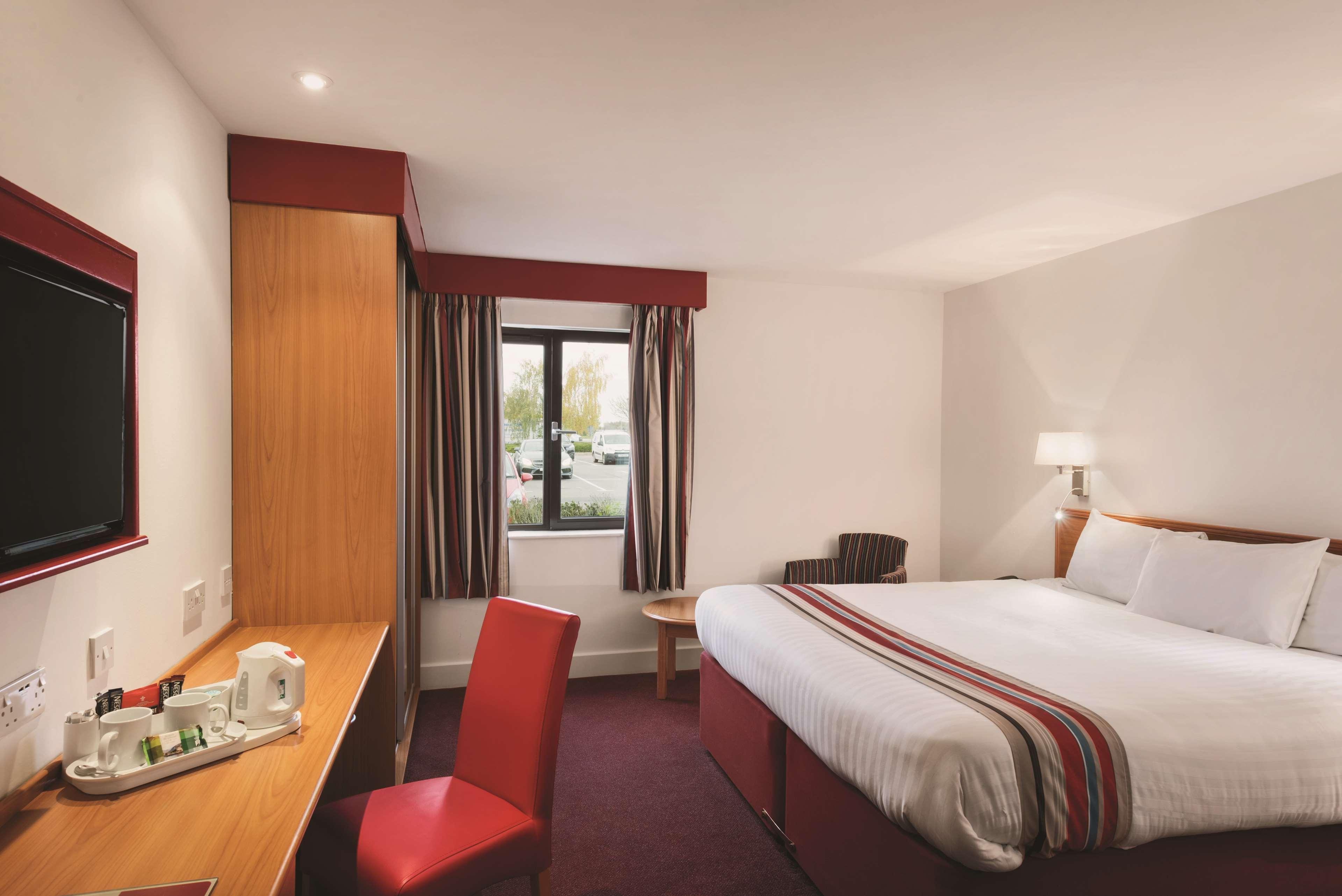 Hotel Ramada By Wyndham Cambridge à Fen Drayton Extérieur photo