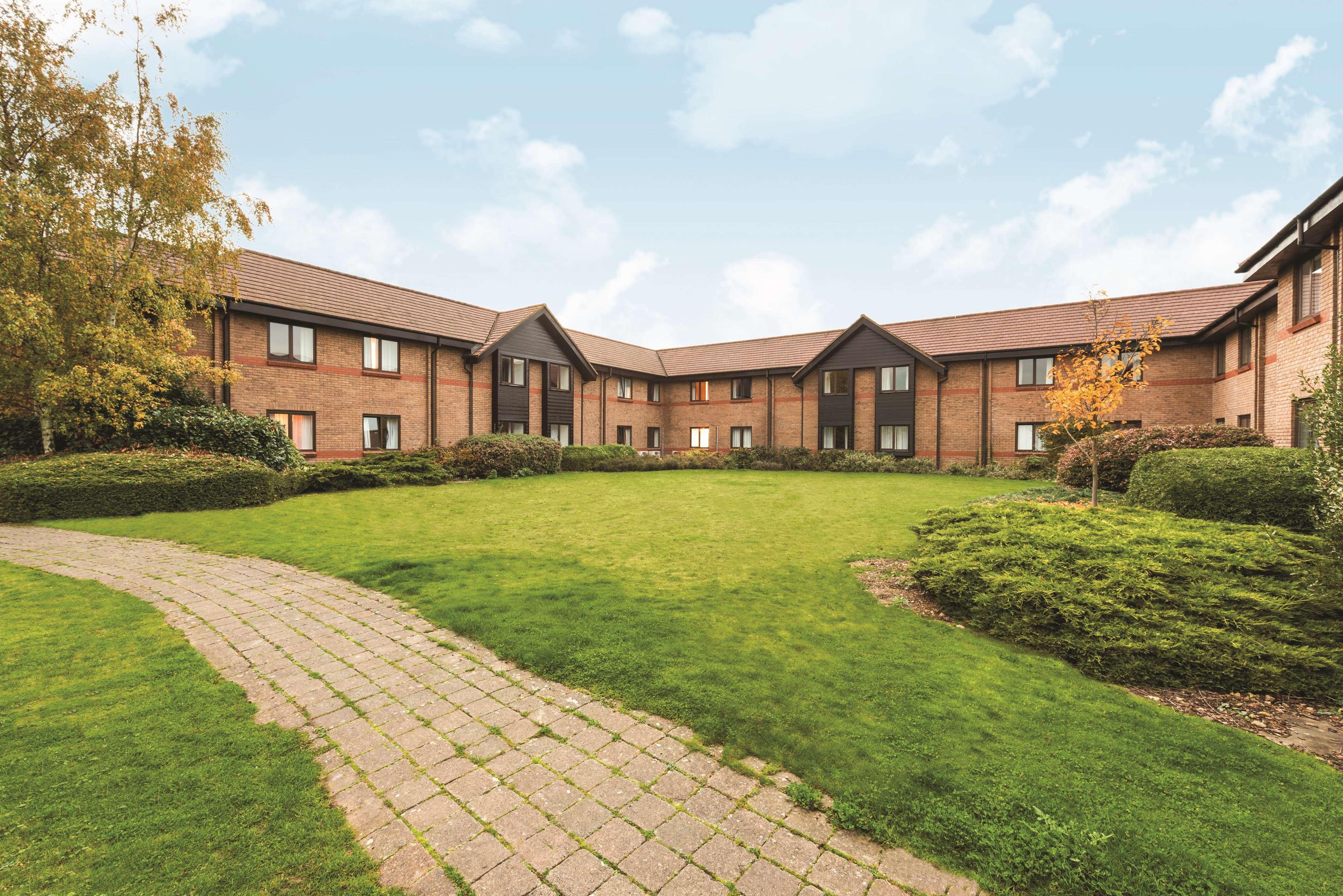 Hotel Ramada By Wyndham Cambridge à Fen Drayton Extérieur photo