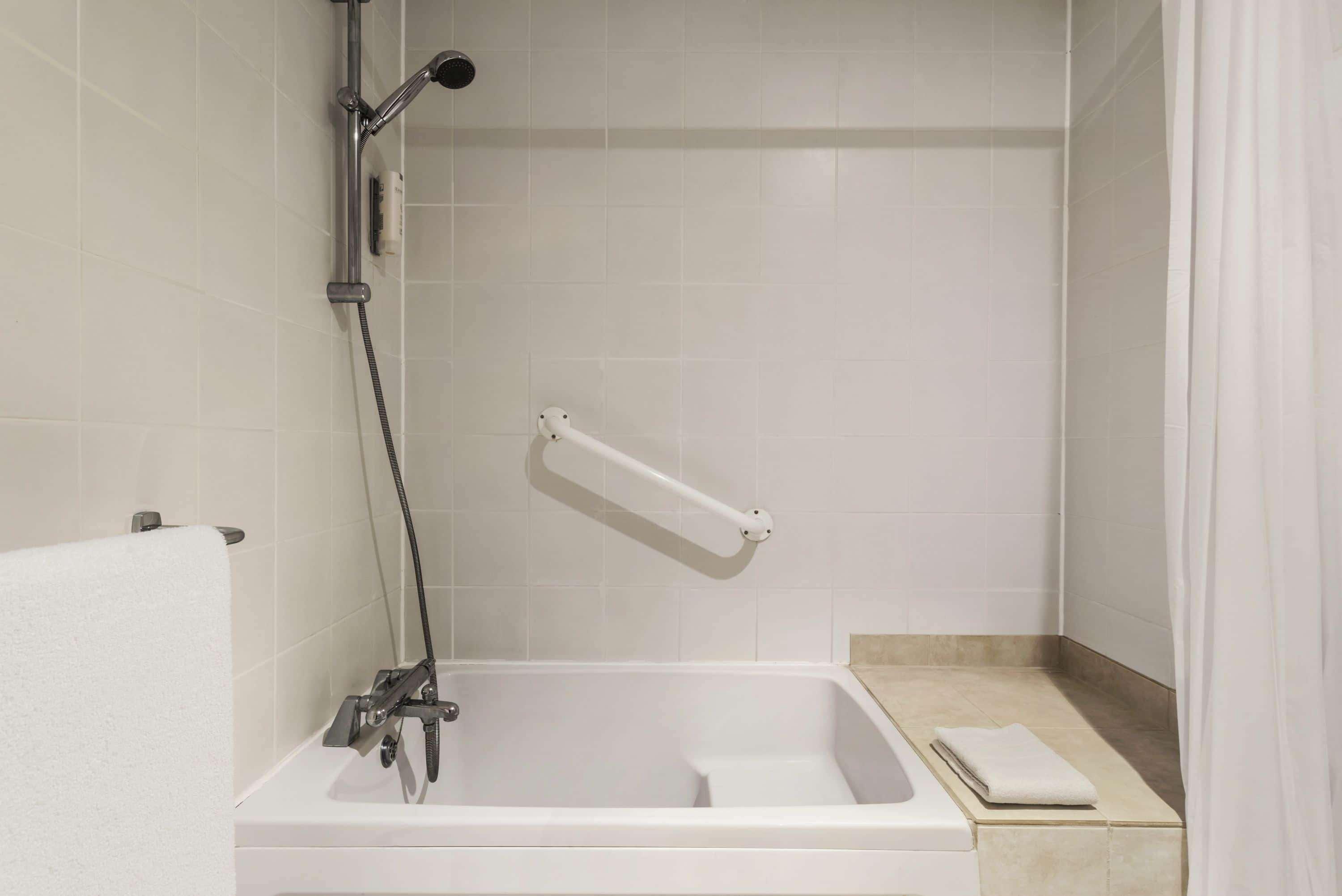 Hotel Ramada By Wyndham Cambridge à Fen Drayton Extérieur photo