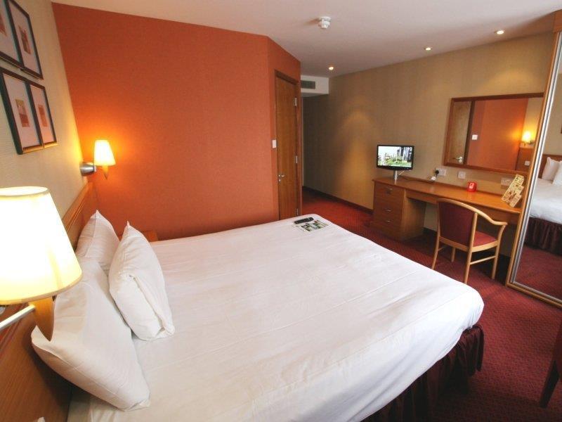 Hotel Ramada By Wyndham Cambridge à Fen Drayton Extérieur photo