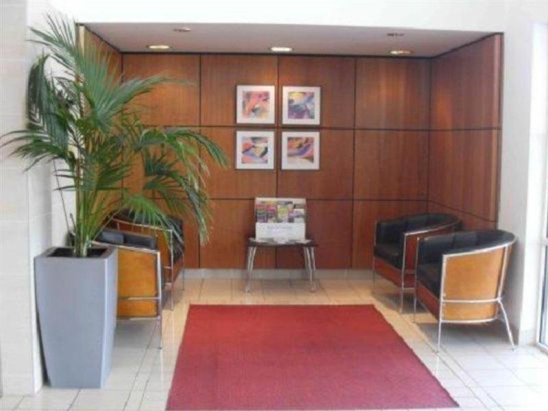 Hotel Ramada By Wyndham Cambridge à Fen Drayton Extérieur photo