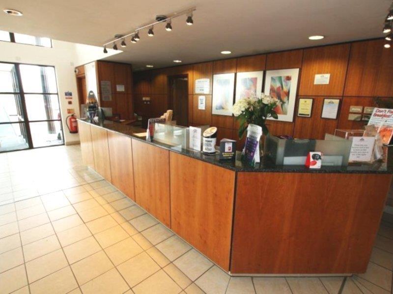 Hotel Ramada By Wyndham Cambridge à Fen Drayton Extérieur photo