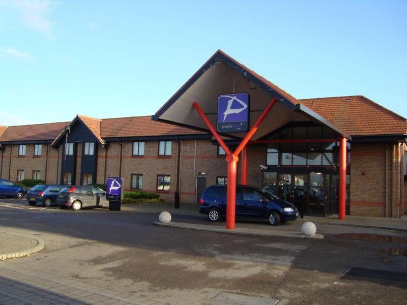 Hotel Ramada By Wyndham Cambridge à Fen Drayton Extérieur photo